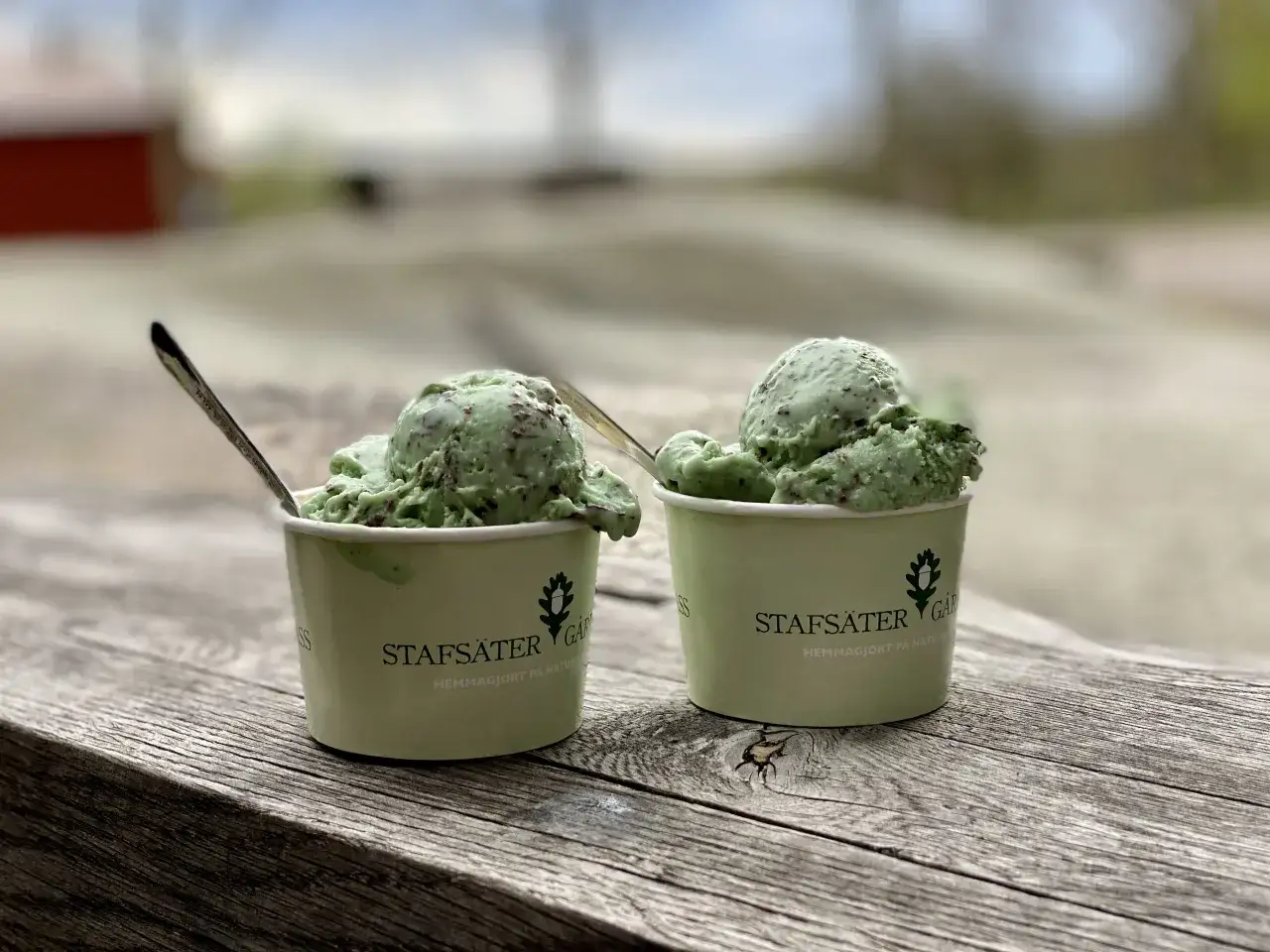 Två muggar med mintchokladglass från Stafsäter Gård, en härlig svensk glassupplevelse.