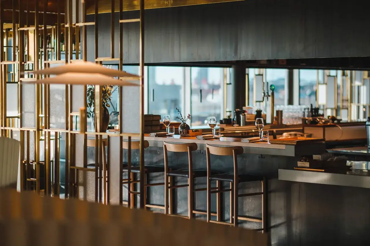 Elegant bar med stolar och dukade bord, redo för en härlig hobo hotell frukost med utsikt över staden.