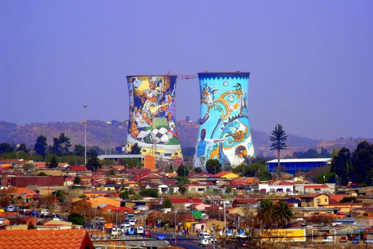 Två färgstarka kyltorn i Johannesburg, Sydafrika, prydda med konst som skildrar musik och sport.