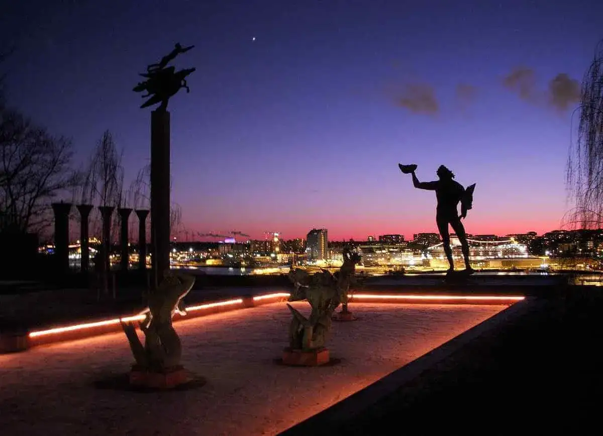 Skulpturer och stadssilhuett i skymningen ger magiska upplevelser i Stockholm.