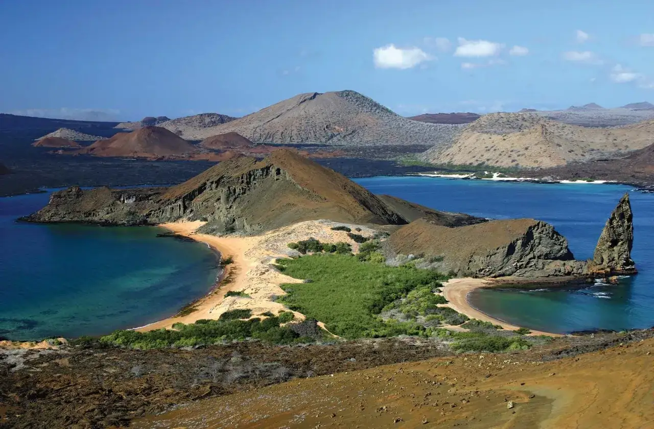 En drömresa till Galapagos: vulkaniska landskap, turkost vatten och en ikonisk klippformation.