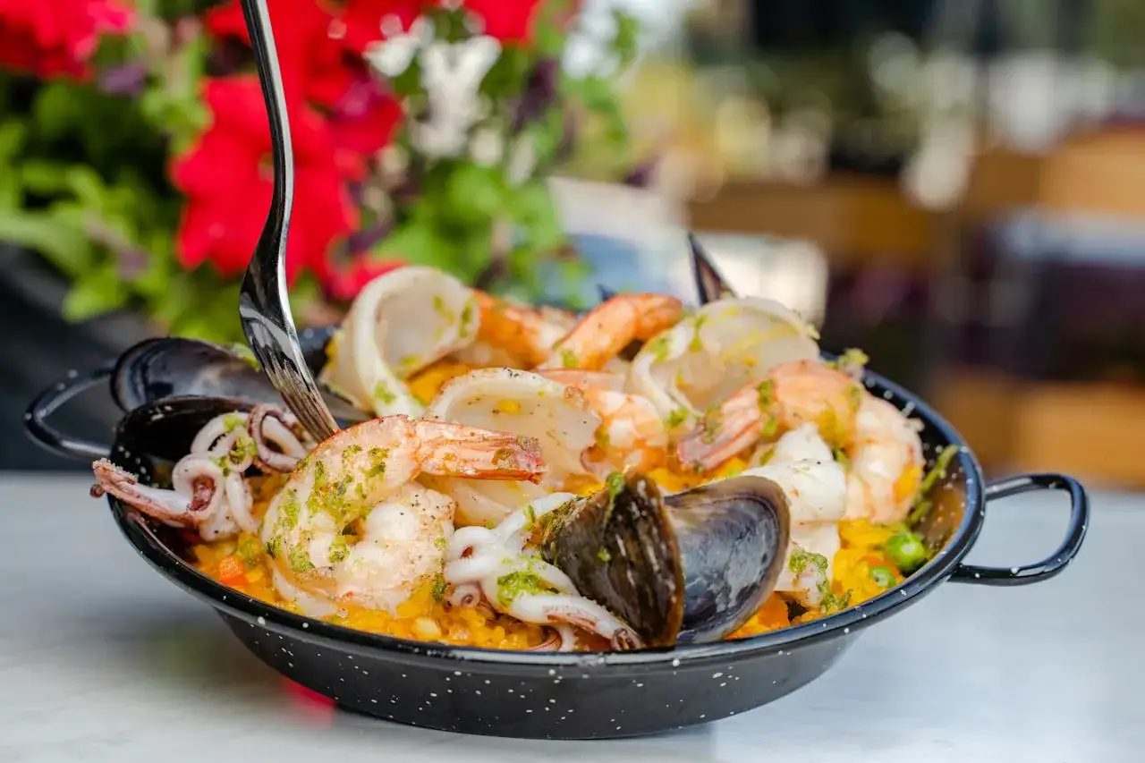 En stor portion paella med räkor, musslor och bläckfisk. En härlig spansk matupplevelse.