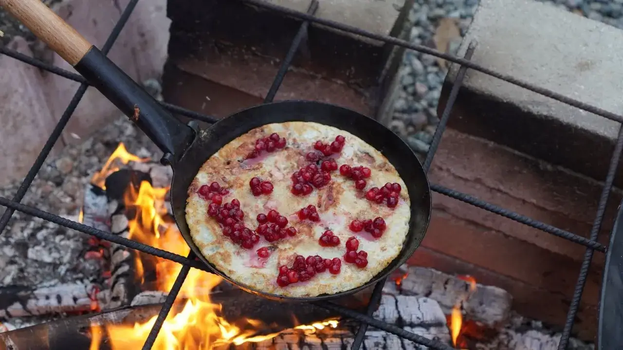Kolbullar med lingon steks över öppen eld. Ett härligt recept för utomhusmatlagning.