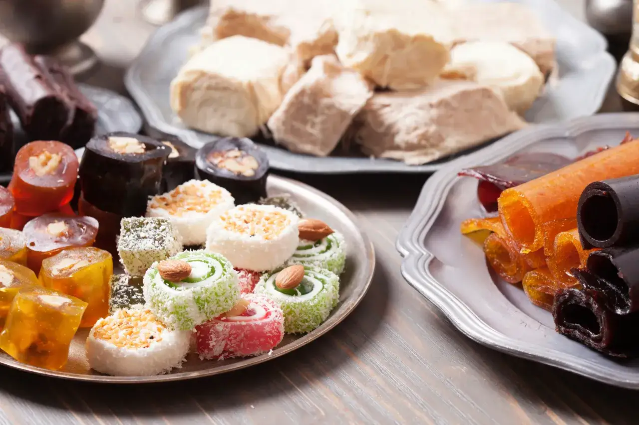 En härlig samling turkisk mat, med färgglada Turkish Delight, rullade fruktläder och en hög av mjuk nougat.