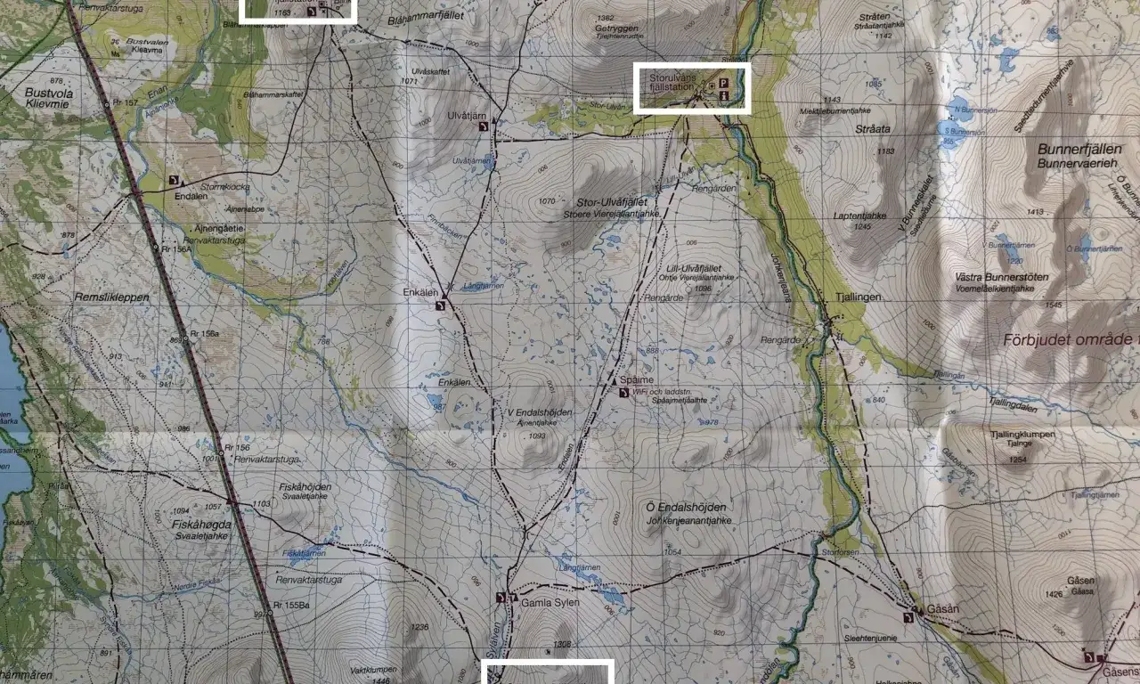 Karta över fjällvärlden med vandringsleder och fjällstationer. Sylarna runt är markerat med en vit ruta.