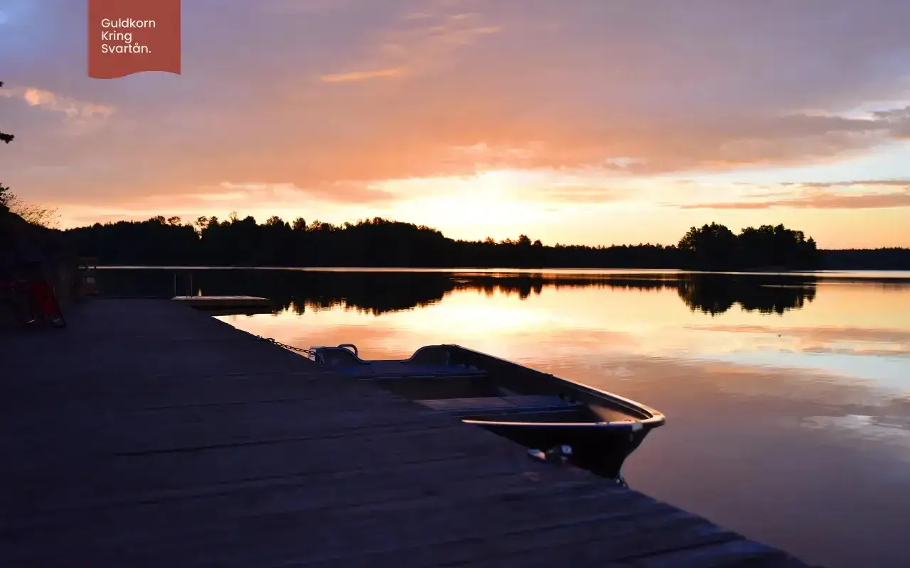 En b&aring;t ligger vid en brygga i Sm&aring;land vid solnedg&aring;ngen. Guldkorn i Sm&aring;land.