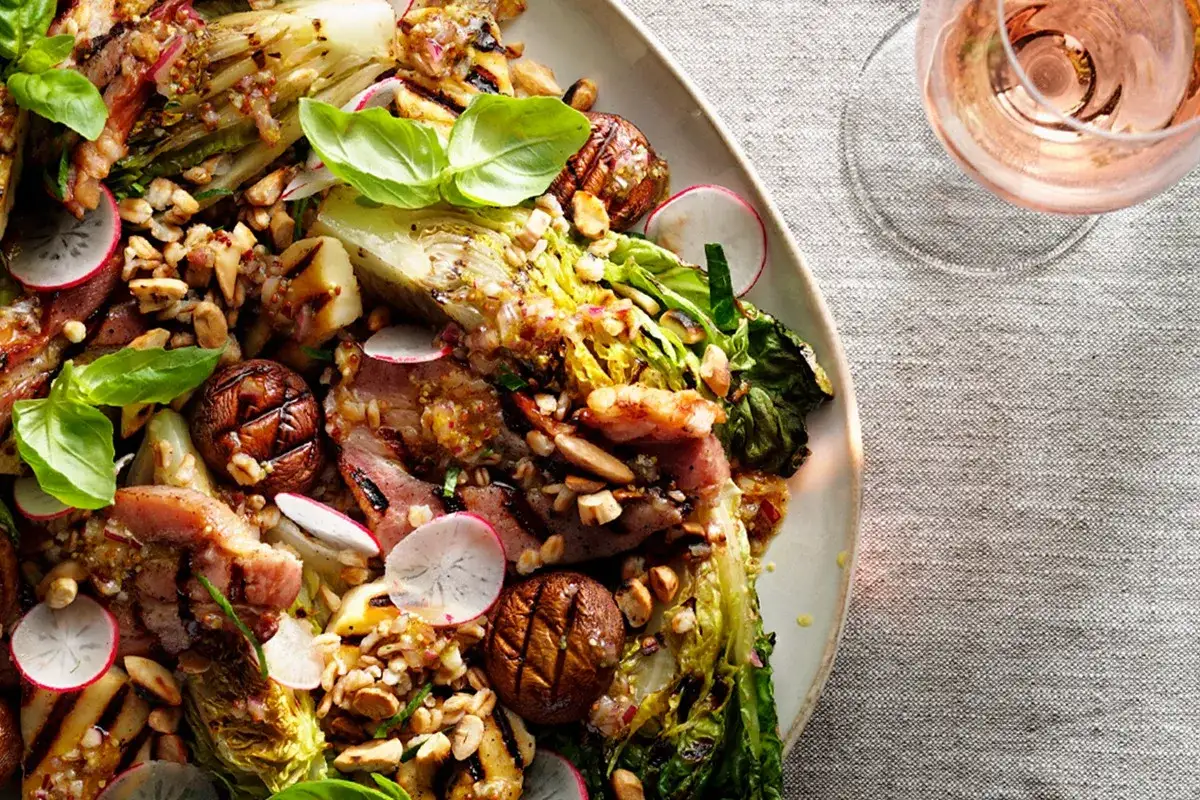 En härlig, matig sallad med grillad romansallad, kött, rädisor och nötter. Perfekt för en lättare middag.