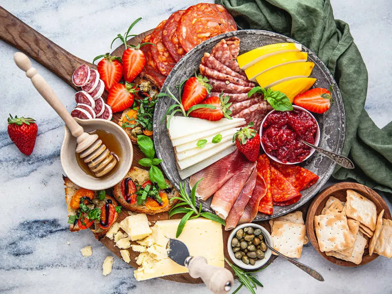 En h&auml;rlig ost och charkbricka med salami, prosciutto, ost, jordgubbar, marmelad och kex. Perfekt f&ouml;r en mysig kv&auml;ll.