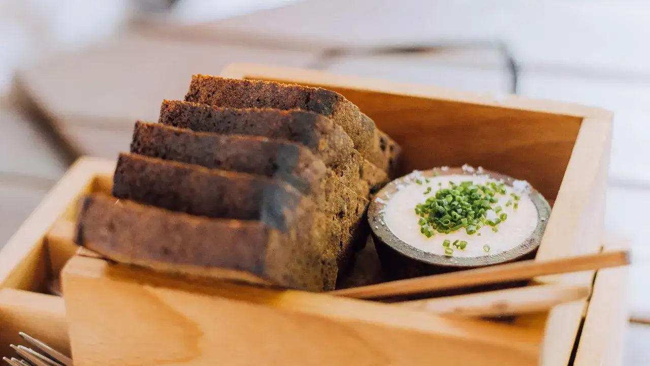 Mörkt bröd med smör och gräslök, en härlig förrätt på en av restaurangerna i Tallinn.