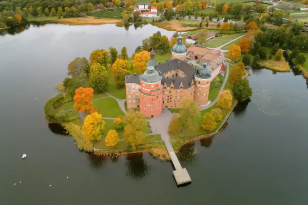 En vacker utflykt till Uppsala med ett slott omgivet av höstfärger och vatten.