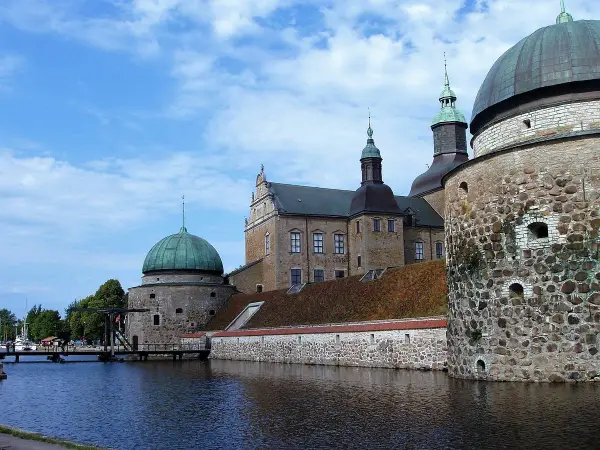 Imponerande slott med kupoler och vallgrav. En perfekt plats att besöka Vadstena för en historisk upplevelse.