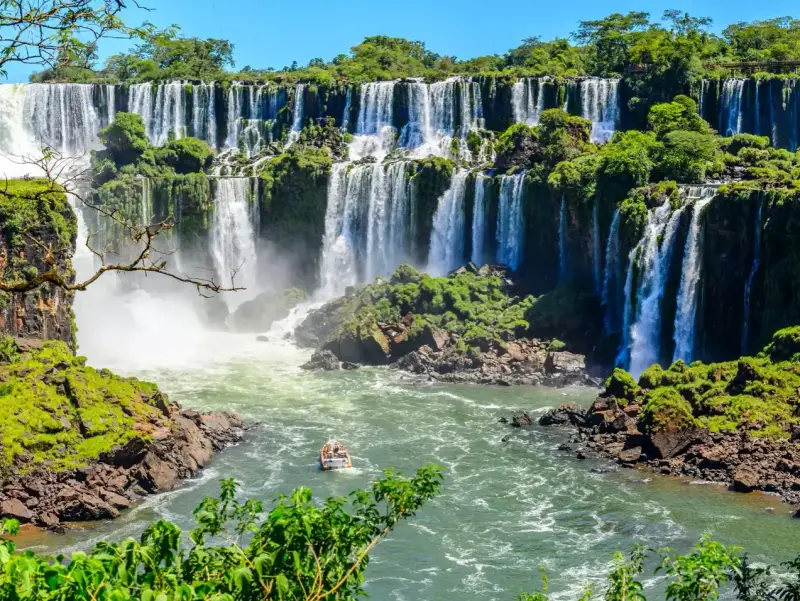 Imponerande vattenfall i Iguazú, Argentina. En båt närmar sig de brusande fallen, en del av fakta om Argentina.